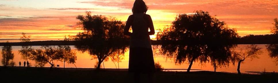A Ana observa as cores incríveis do pôr-do-sol nas águas do rio Uruguay, na cidade de Paysandú, no Uruguai